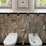 Łazienka z marmuru połyskującego drobinkami miedzianej miki.