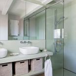 Łazienka z przeszkleniami. Willa w stylu marynistycznym