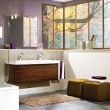 Łazienka z widokiem na las. Podwójna umywalka Loop kosztuje od 3159 zł. Za wiszącą szafkę Central Line zapłacimy od