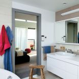 Amerykańska stylizacja z dwoma umywalkami w domu pod Kielcami.