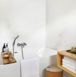 biała łazienka z drewnem w starym domu