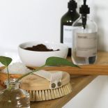 biała łazienka z drewnem aranżacje