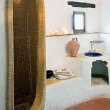 Łazienka hiszpańska w tradycyjnej chacie w Andaluzji. Wykorzystano wodoodporny tynk robiony na wzór mineralnej zaprawy