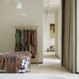 sypialnia z wanną w nowoczesnym domu