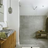 łazienka z betonem na ścianie