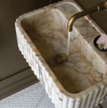 marmurowa umywalka w łazience