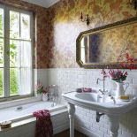 łazienka z wanną w zabudowie