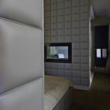 Łazienkę od sypialni oddziela ściana wykończona pikowaną skórą.