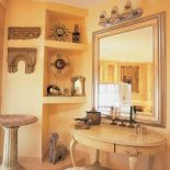 Łazienkę zdobią kamienne dekoracje. Miejsce dla drobiazgów