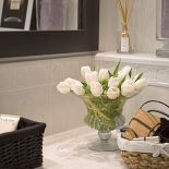 Łazienkowe meble z wenge właścicele zrobili na zamówienie. Dla kontrastu blat z trawertynu z firmy I-mar.