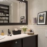 Łazienkowe meble z wenge właścicele zrobili na zamówienie. Dla kontrastu blat z trawertynu z firmy I-mar.