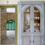 Lazurowy rzeźbiony kredens w jadalni wygląda fantastycznie.