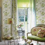 Lekkie kute meble i tkaniny z kolekcji Oriental Garden sprawiają, że można się tu poczuć jak na tarasie. Jedwab