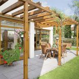 Lekkie zadaszenie. Dom urządzony w stylu art deco