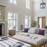 Len w pasy, którym obite są pufy, znajdziemy również na ścianach w sypialni.