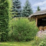 Letni pokój nad stawikiem. Ogród urządzony z pasją