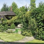 Letni pokój nad stawikiem. Ogród urządzony z pasją