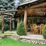 Letni pokój nad stawikiem. Ogród urządzony z pasją