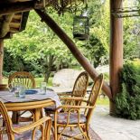 Letni pokój nad stawikiem. Ogród urządzony z pasją