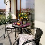 Letni salonik na balkonie. Mieszkanie z obrazami