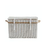 letnie dekoracje do salonu pleciony kufer