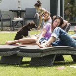 Leżak z plecionki w płynnym, nowoczesnym wzornictwie. Fot. Kettler