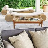 Leżanki w letnim salonie. Ogród dla zapracowanych