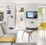 Limonkowe krzesło to Dr Yes Philippe a Starcka.