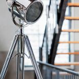 Lincoln ze zdejmowanym reflektorem, metal niklowany, wys. 180 cm, 3150 zł, ROMANTIC HOME