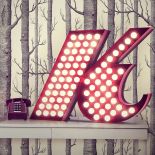 Litery, numery i symbole - lampy w takich formach proponuje portugalska firma Delightfull.