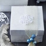 Gotowe pudełko możesz ozdobić, czym tylko zapragniesz - na przykład koronką i bombkami...