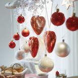 Zawieszony nad stołem biały konar opleciony łańcuchem i przystrojony bombkami wygląda bardzo efektownie!