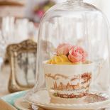 Kwiaty ukryte pod szklaną kopułką? Wyglądają pięknie!