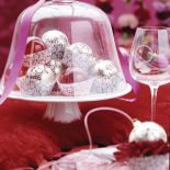 Bombki w papilotkach, ułożone na paterze pod szklaną kopułą, będą wyglądały jak pralinki.