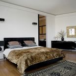 Lniane zasłony, kanapy i dywan w ekologicznych kolorach, szlachetny kamień. To przepis na włoskie mieszkanie w Warszawie.