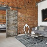 Rekonstrukcja całej ściany przy kanapie to dzieło Radka. Tak samo jak przesuwne, umieszczone na specjalnej