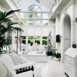 Londyński dom w St. John s Wood tonie w bielach.