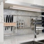 LOOX LED, jasne, rozproszone światło z taśm ledowych nie tworzy refleksów na gładkich kamiennych powierzchniach