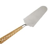 Łopatka do tortu, 495 zł, L’OBJET. Aranżacje wiosennego stołu