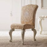 Lord od włoskiej firmy Giusti Portos z rzeźbionymi, lakierowanymi nogami, ok. 5600 zł. ART DE VIVE