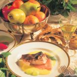 Łosoś gotowany na parze w sosie muślinowym.