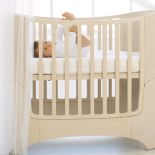 Łóżeczko Baby Bed od duńskiej firmy Leander. Do kupienia w SCANDINAVIAN LIVING www.scandinavianliving.pl