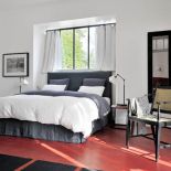 Łóżko do gościnnej sypialni Sara zaprojektowała sama, krzesło kupiła w hiszpańskim sklepie Becara.