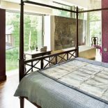 Łóżko firmy Flamant. Pracownia w modernistycznym domu