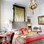 Łóżko i kolorowe poduszki. Magia wzorów