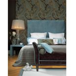 Łóżko i szezlong obite są tkaniną z najnowszej kolekcji Troja. Pasuje ona zarówno do wnętrz klasycznych, jak i nowoczesnych.