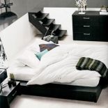 Łóżko Limo ma ramę z dębowego forniru barwionego na czarno. Cena - 3232 zł (bez stelaża i materaca). Do