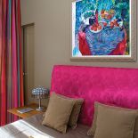 Łóżko obite hinduskim jedwabiem w kolorze fuksji - projekt Anny Casciarri.