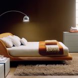 Łóżko Smeraldo zaprojektowali architekci z A A Associati. Do wyboru trzy rodzaje tapicerki. Charakterystyczna