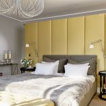 Łóżko stoi przodem do okna. Dom pełen przestrzeni